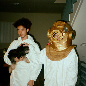 他含着她的花蒂猛吸
