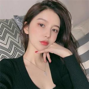 他含着她的花蒂猛吸
