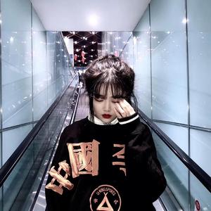 他含着她的花蒂猛吸
