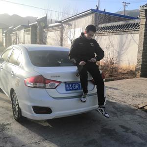 他含着她的花蒂猛吸
