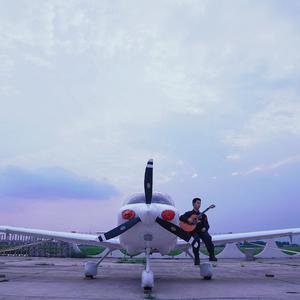 他含着她的花蒂猛吸
